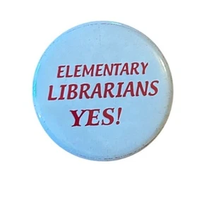 Pinback vintage de los años 80 "Bibliotecarios elementales ¡SÍ! por Creative Buttons Kalamazoo - Imagen 1 de 2