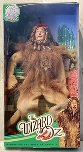 75 Aniversario Mago de Oz León Cobarde Barbie Ken Etiqueta Rosa Coleccionista Nuevo en Caja - Imagen 1 de 12