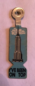 " I'VE BEEN ON TOP " THE EMPIRE STATE BUILDING ~ NEW YORK ~ VINTAGE TIN CLIP PIN - Foto 1 di 2