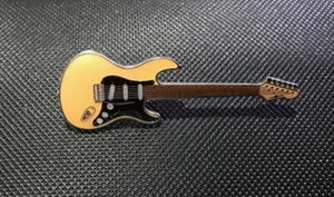 FENDER STRATOCASTER GITARRE NATÜRLICHE EMAILLE PIN ABZEICHEN TOLLES GESCHENK (PB95) - Bild 1 von 2