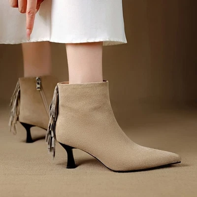 Botas al tobillo de cuero gamuza punta puntiaguda con borlas para mujer Foto 1 de 4