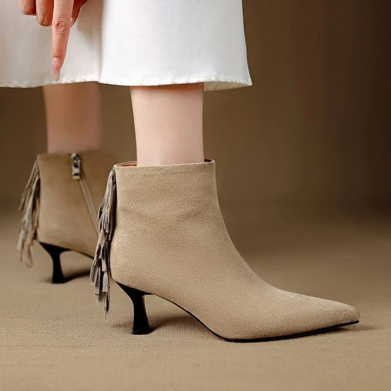 Botas al tobillo de cuero gamuza punta puntiaguda con borlas para mujer Foto 1 de 4