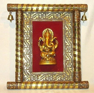 Caja de sombra de estatua de Lord Ganesha colgante de pared con detalles de latón y campanas - Imagen 1 de 7