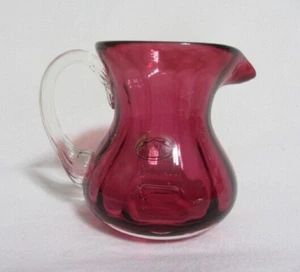 VINTAGE HOME ESSENTIALS CRANBERRY & KRISTALL KLEINER KRUG SAHNEKÄNNCHEN mit Etikett - Bild 1 von 5