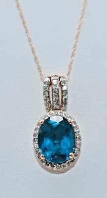 Colgante de oro rosa de 10 K con cadena con topacio azul y diamantes blancos de Londres de 3,65 quilates TW Foto 1 de 4