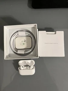 Apple AirPods Pro 2ème génération avec étui de charge sans fil MagSafe (USB-C)... - Photo 1 sur 4