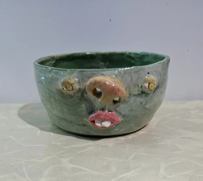 Arte popular cerámica cara fea divertida hilo tazón/huevo blanco separador decoración firmado ÚNICO EN SU CLASE Foto 1 de 4