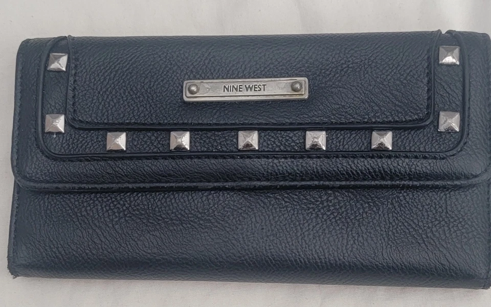 Cartera Nine West Negra Tachonada Mujer Tri Fillold - 7.5 X 4"- Vinilo Foto 1 de 4