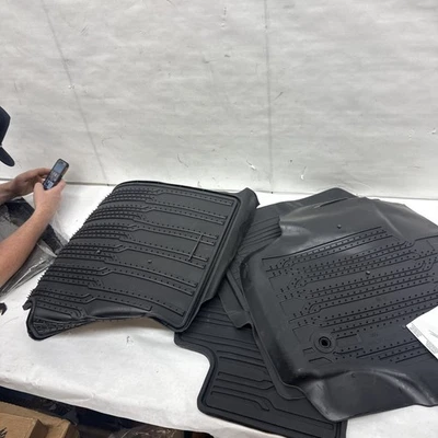 Tapetes de assoalho de borracha pretos OEM Ford 2017 - 2023 Ford F250 F350 Super Duty - Imagem 1 de 4