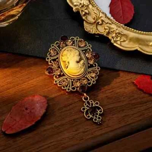Gold Plated Vintage Style Beige & Red Zirconia Cameo Brooch ...The Perfect Gift! - Picture 1 of 3