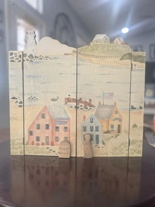 Primitiver Holzschrank handgefertigt & bemalt mit charmanter Dorfszene am Meer - Bild 1 von 15