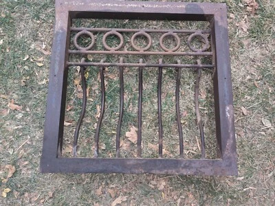 Puerta protectora de ventana de hierro forjado antigua, ventana de puesto de caballos.  Foto 1 de 2