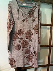 Damen Plus Maurices Pulloverkleid mit Blumenmuster und Bindeband am Ausschnitt grau & rosa - Bild 1 von 5