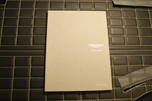 VIP Hardcover Leinen Prospekt/brochure Aston Martin V8 Vantage Coupe Roadster´08 - Picture 1 of 9