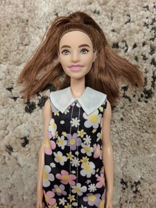 Barbie Fashionistas Puppe #187 mit Hinter-dem-Ohr Hörgeräten, brünett - Bild 1 von 4