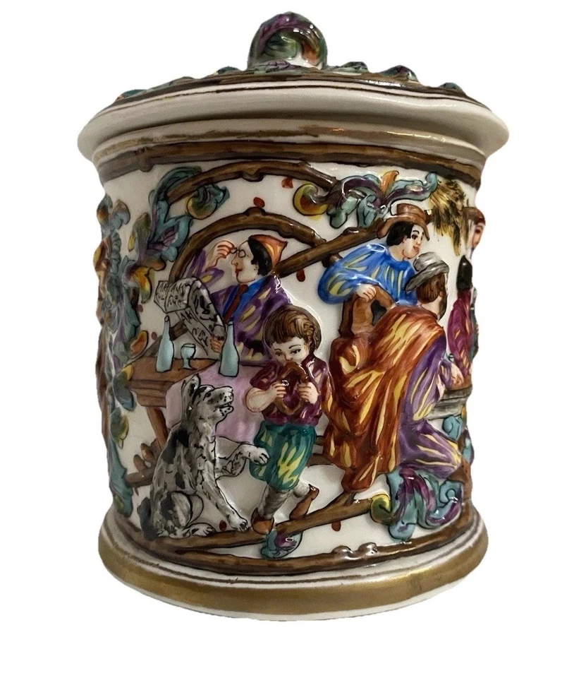 Antiguo tarro Capodimonte con tapa figura escena en relieve Foto 1 de 4
