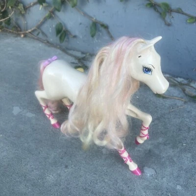 Zapatillas de ballet Mattel Barbie moda moderna rosa y blanco caballo 2009 Foto 1 de 4