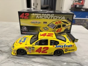 BESCHÄDIGT Juan Pablo Montoya 2008 Juicy Fruit COT Nascar 1/24 Diecast #42 Action  - Bild 1 von 7