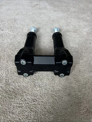 GUIDÃO ALTO ANODIZADO PRETO GENUÍNO HARLEY DAVIDSON RISERS COM BRAÇADEIRA SUPERIOR - Imagem 1 de 4