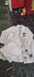 ADIDAS Karate "Evolution" weiß, Blaue Streifen, Jacke, Hose und 2 Gürtel weiß - Bild 1 von 3
