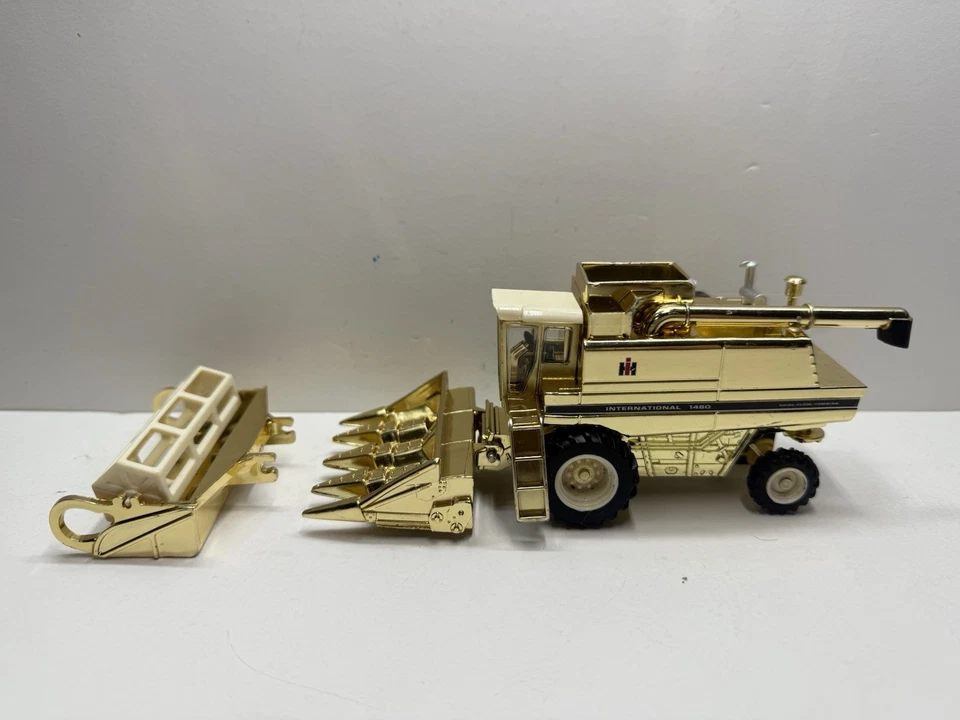 1/64 ERTL CASE IH INTERNATIONAL HARVESTER 1460 Combine GOLD CHASE - Image 1 of 4