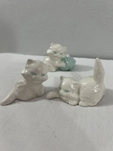 De Colección Blanco Cerámica Gatos Persas Gatitos Estatuillas Ojos Azules Divertido Juego De 3 - Imagen 1 de 5