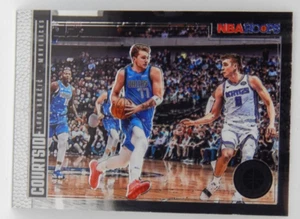 2019-20 Panini NBA Hoops Premium Stock - Courtside #14 Mavericks - LUKA DONCIC - Bild 1 von 2