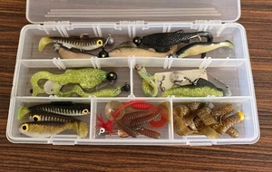 Angeln Swimbaits Kunststoff Konvolut Vintage Gummi Weichplastik mit Plano Case - Bild 1 von 8