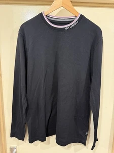 T-shirt Stussy finto collo con colletto stile Versace Spellout Medium - Foto 1 di 7