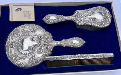 复古 1980 年 Gorham 纯银浪漫“维多利亚”3 件套梳妆台 - 妈妈 — 第 1/4 张图片