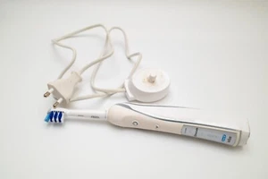 Braun Oral B triumph Professional care Smart Electric Toothbrush 3764. Working . - Picture 1 of 6