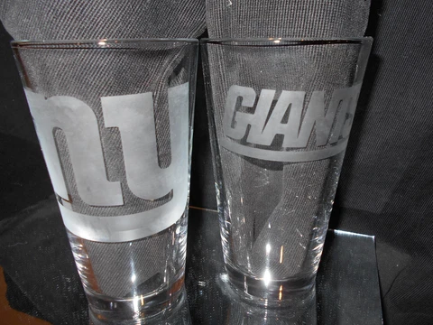 NEW YORK GIANTS 2 ETCHED LOGO PINT 16 oz GLASSES MULTIPLE LOGOS NEW Cover