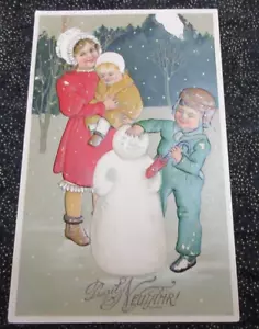 Antigua Postal de Navidad Dividida NIÑOS CONSTRUYENDO MUÑECO DE NIEVE con PARAGUAS - Imagen 1 de 4