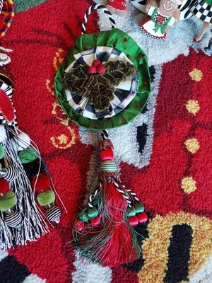 Borla de vacaciones Mackenzie-Childs con acebo y bayas y cheques cortesanos Foto 1 de 4