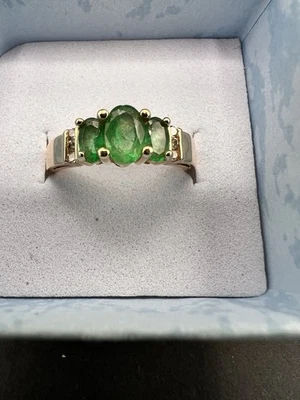 Anillo de diamantes y esmeraldas genuinas de oro amarillo de 14K - tamaño 7 1/2 Foto 1 de 4