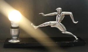 Lámpara de metal deportiva Art Deco antigua figura jugador de fútbol Hagenauer - Imagen 1 de 12