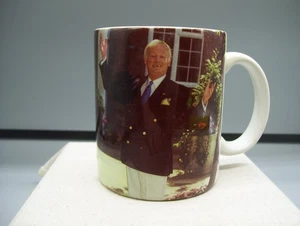 ¿Te están sirviendo NPR/PBS? Taza de café de cerámica Mr. Humphries John Inman - Imagen 1 de 9