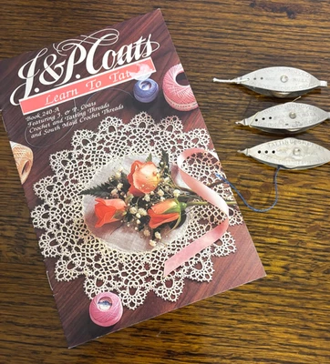 Libro 240-A vintage~BOYE Needle Co~3 lanzaderas de encaje + abrigos J+P "APRENDER a TAT" Foto 1 de 4