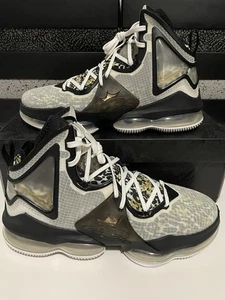 Nuevo Nike LeBron XIX 19 “Royalty” CZ0203-100 Hombres Talla 12.5 Zapatos de Baloncesto RARO - Imagen 1 de 7