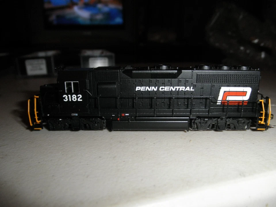 Penn Central  GP40 -  Red C  w/ DCC & sound - Image 1 of 4
