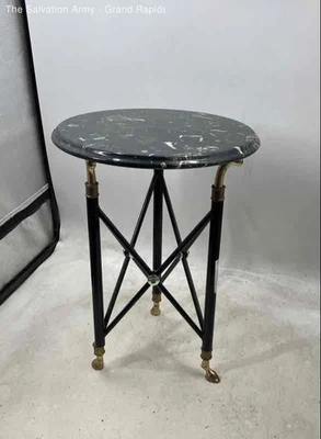 Mesa de metal Hollywood Regency moderna de mediados de siglo con tapa de mármol negra y latón Foto 1 de 4