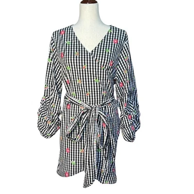 Top túnica Monroe & Main True Wrap 1X negro guinga floral plumero manga globo Foto 1 de 4