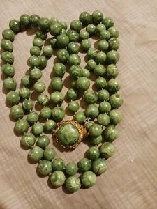1930s MARBLED JADE GREEN BAKELITE ROUND BEAD NECKLACE VINTAGE Yellow Gold 22" - Picture 1 of 8