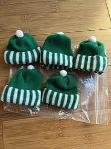 Winter Strickmützen zum Basteln - grün & weiß & Bommel 3” x 2,5” - Bild 1 von 2