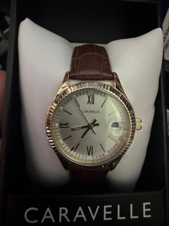 Reloj redondo Caravelle 44B108 analógico de cuarzo color marrón fecha esfera blanca para hombre Foto 1 de 2