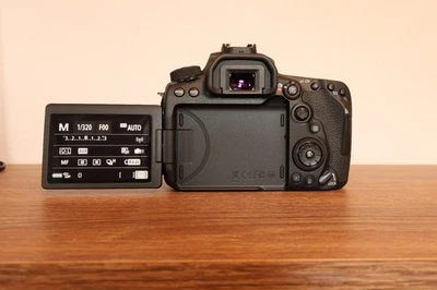 Canon Eos 90 D in Schwarz 32,5 MP - Bild 1 von 4