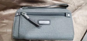 Baggallini Portafoglio RFID Zip Around Braccialetto Grigio Argento Nuovo senza etichette - Foto 1 di 4