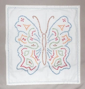 Vintage Handarbeit Kreuzstich Schmetterling cremeweiß Deckchen 15 1/2” x 17” - Bild 1 von 6