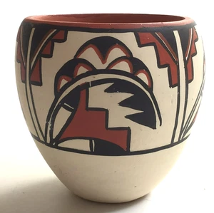 Cerámica nativa americana Jemez Pueblo olla pequeña firmada por artista RWF - Imagen 1 de 7