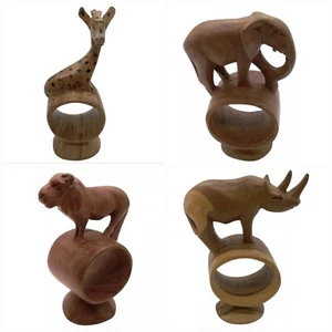 Menge 4 Handgeschnitzt Servietten Ring Halter Holz Safari Giraffe Löwe Elefant Nashorn - Bild 1 von 13